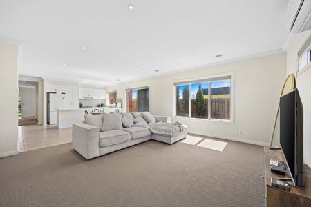 MODERN TOWNHOUSE IN CLOSE PROXIMEITY TO LAKE WENDOUREE & SHOPPING CENTERS - Photo 2