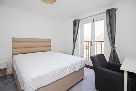 4 bedroom terraced house to rent - Photo 2