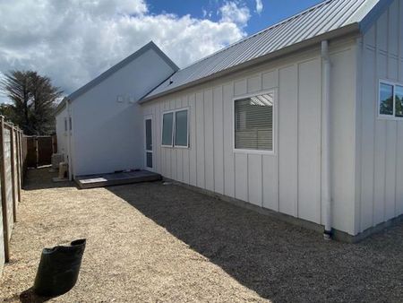 Contemporary family home - Photo 4