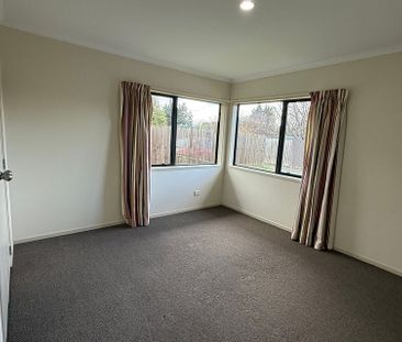 Close to town and train station - Photo 3