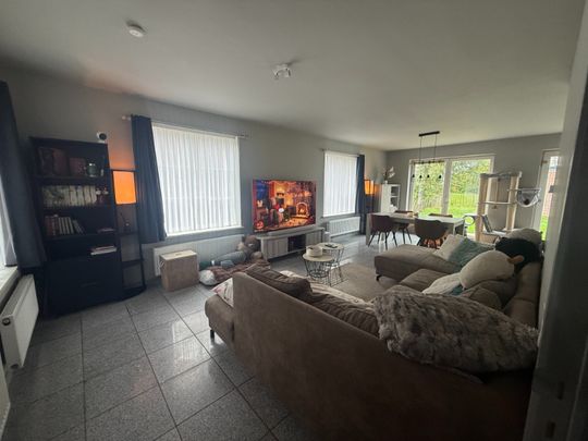 Energiezuinig woning met 3 slaapkamers en aangename zonnige tuin op ideale ligging te Jabbeke! - Foto 1