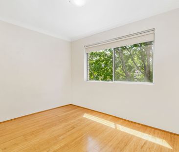 Oversized 2 Bedroom Apartment - Photo 1