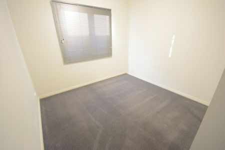 MODERN 3x2 VILLA - Close to CBD + Low Maintenance - Photo 5
