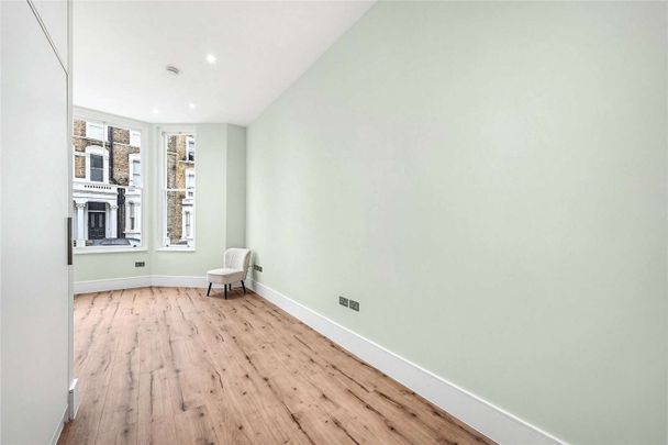Newly refurbished Studio Flat in a desirable and highly regarded area conveniently close to Kensington Olympia (0.5 miles). - Photo 1