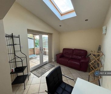 1 bedroom in a house share to rent - Photo 1