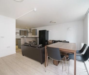 3 bedroom flat to rent - Photo 2