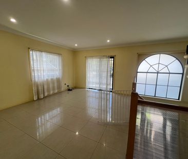 Elegant Family Haven: Stylishly Renovated Four Bedroom Home in the ... - Photo 5