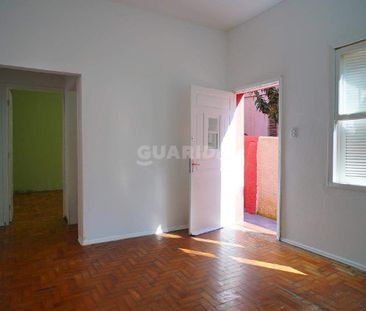 Casa com pátio, ideal para quem busca conforto e praticidade. O imó... - Foto 4