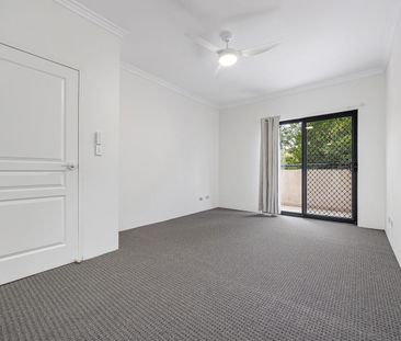 Spacious apartment in a convenient Hurstville location - Photo 5