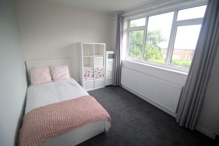 17 Raynel Gardens, LS16 6BW, Leeds - Photo 4