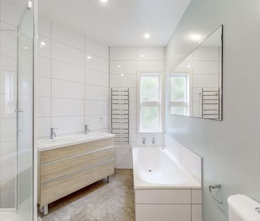 19 Scarborough Terrace, Mount Victoria - Photo 3