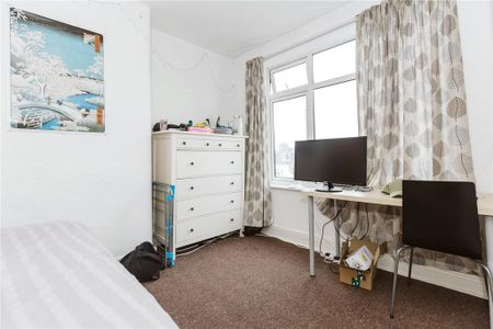 4 bedroom end of terrace house to rent - Photo 3