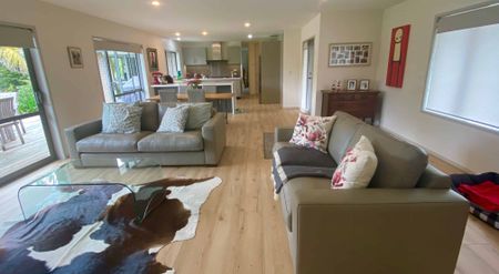 Spacious and Modern Living - Photo 3