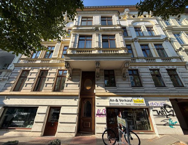 Charmante Altbauwohnung mit Stuckelementen und modernem Komfort - Photo 1