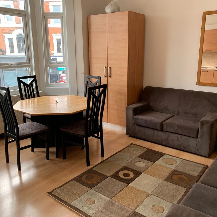 3 Bed Flat, Shorrolds Road, SW6 - Photo 1