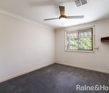 Central Modern Three Bedroom Townhouse - Photo 2
