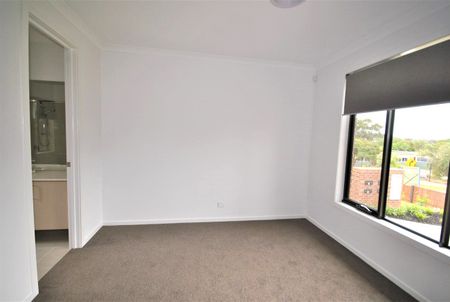 Family Townhouse in the Heart of Rosanna - Photo 2