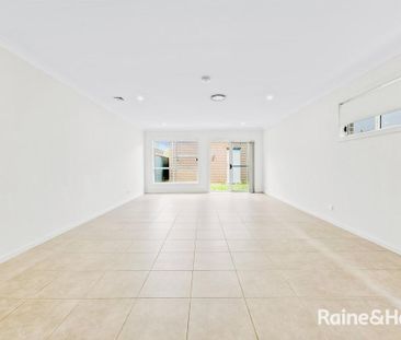 Contemporary Four-Bedroom Home Close to Transport & Shops - Photo 2