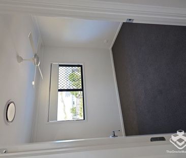 GREAT LOCATION-NEAR NEW FULLY DUCTED 3 BED 2 BATH TOWNHOUSE - Photo 1