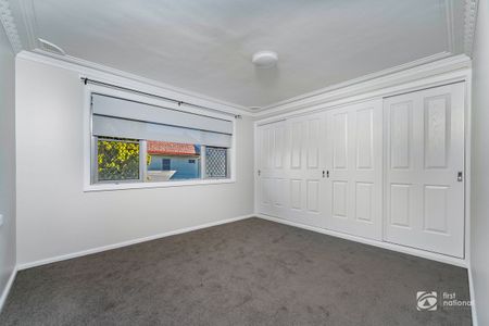 Spacious 3 Bedroom Renovated Unit - Photo 3