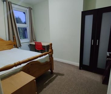 Room in a Shared House, Capri Road, CR0 - Photo 2