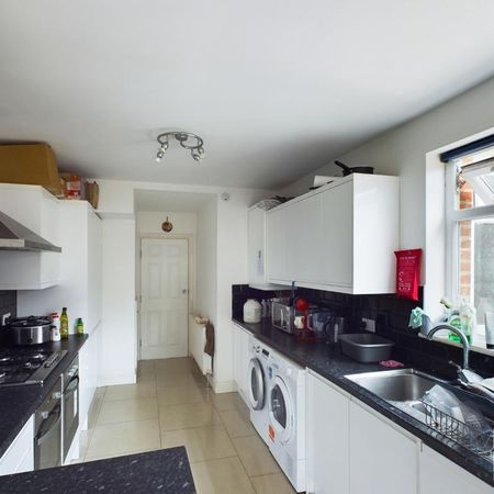 1 bedroom in a house share to rent - Photo 4