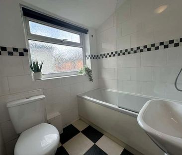 Spacious Bedroom House, LN1 - Photo 1