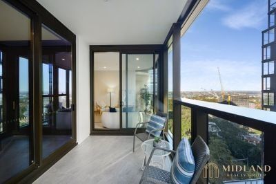 Modern One-Bedroom Apartment Above Mall '88' Offering Ultimate Convenience - Photo 5