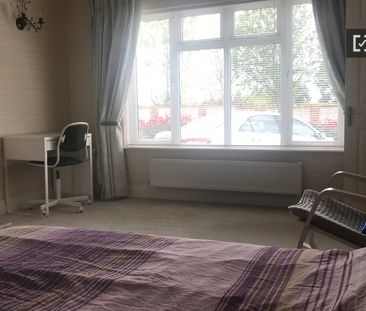Large room for rent in a 5 bedroom family home in Rathcoole - Photo 3