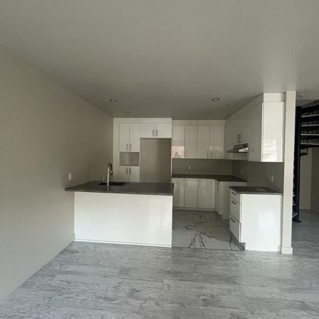 5 1/2 sur deux étages, 1300pi2. Parfait pour une famille. - Photo 4