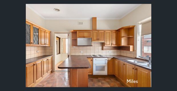 FABULOUS FLEXIBILITY WITH A STUDIO AND NORTH-REAR GARDEN - Photo 1