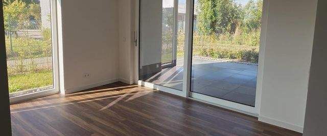 Ihr neuer Wohntraum im attraktiven Neubau, große Terrasse, ruhige Lage mit viel Grün! - Photo 1