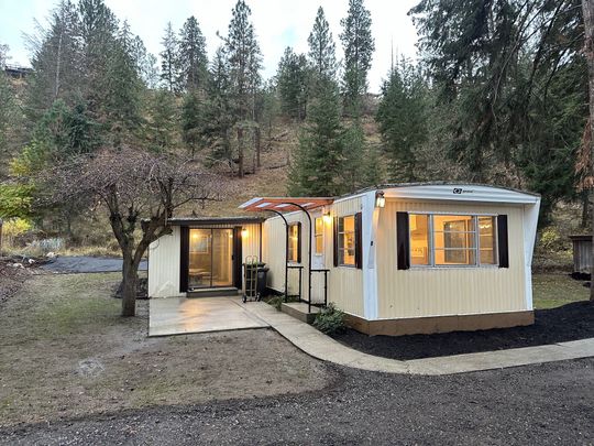 2 bedroom + den on Gordon Dr - Photo 1