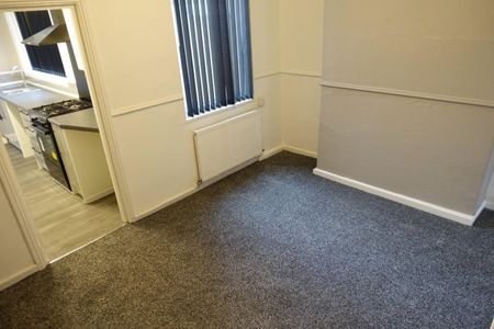 2 bedroom House To Let Total Size: 915 SQ FT - Photo 2