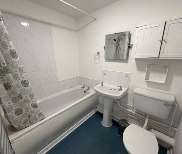 Ascot Court, Aldershot, Hampshire, GU11 - Photo 3