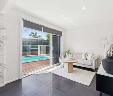 Ultra private haven in exclusive waterside address - Photo 3