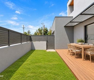 Stylish Contemporary Living in a Coveted Coastal Setting - Photo 4