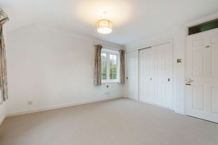 A beautifully positioned family home with far reaching views. - Photo 4