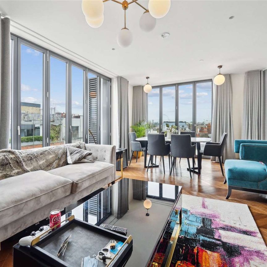 Stunning Penthouse on the 5th/6th floor of this incredible development. Featuring high ceilings and a roof terrace with views over Soho. - Photo 1