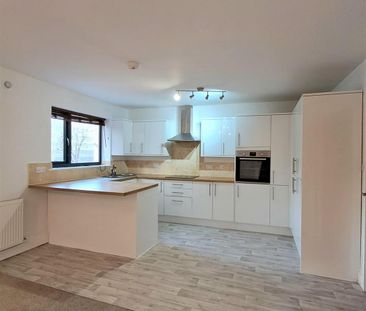 3 bedroom flat to rent - Photo 3