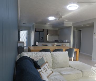 Newly Renovated Fully Furnished 2 Bedroom Apartment - Photo 2