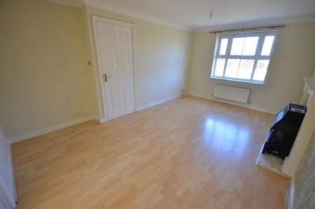 4 bedroom Detached house To Let - Photo 2