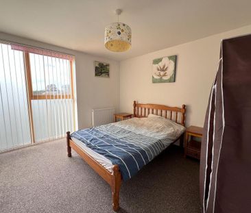 3 bedroom flat to rent - Photo 3