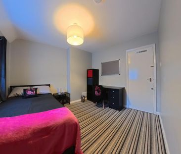 5 bedroom semi-detached house to rent - Photo 4