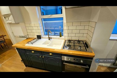 3 bedroom terraced house to rent - Photo 3
