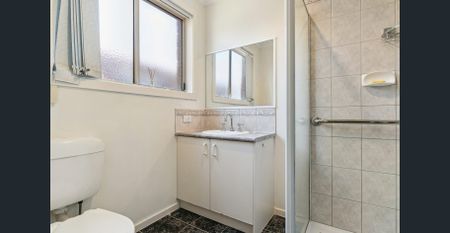 Gorgeous 3-Bedroom Family Home in Prime Location Cranbourne West - Photo 5