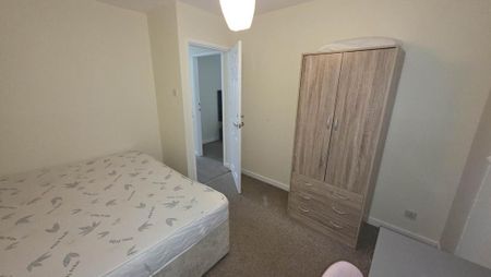 3 bedroom semi-detached house to rent - Photo 4