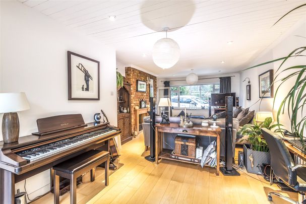 4 bedroom House in Nine Mile Ride, Wokingham - Photo 1