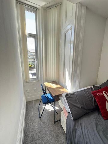 10 bedroom semi-detached house to rent - Photo 2