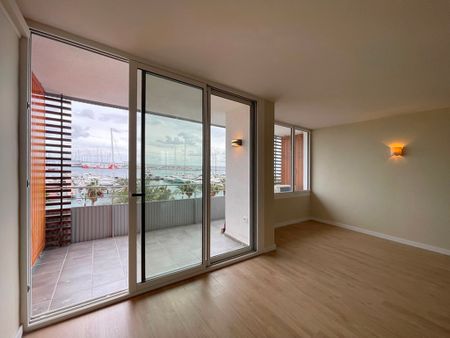 Bonito apartamento con vistas al mar, 2 dormitorios, terraza, ascensor, Paseo Maritimo. - Photo 4